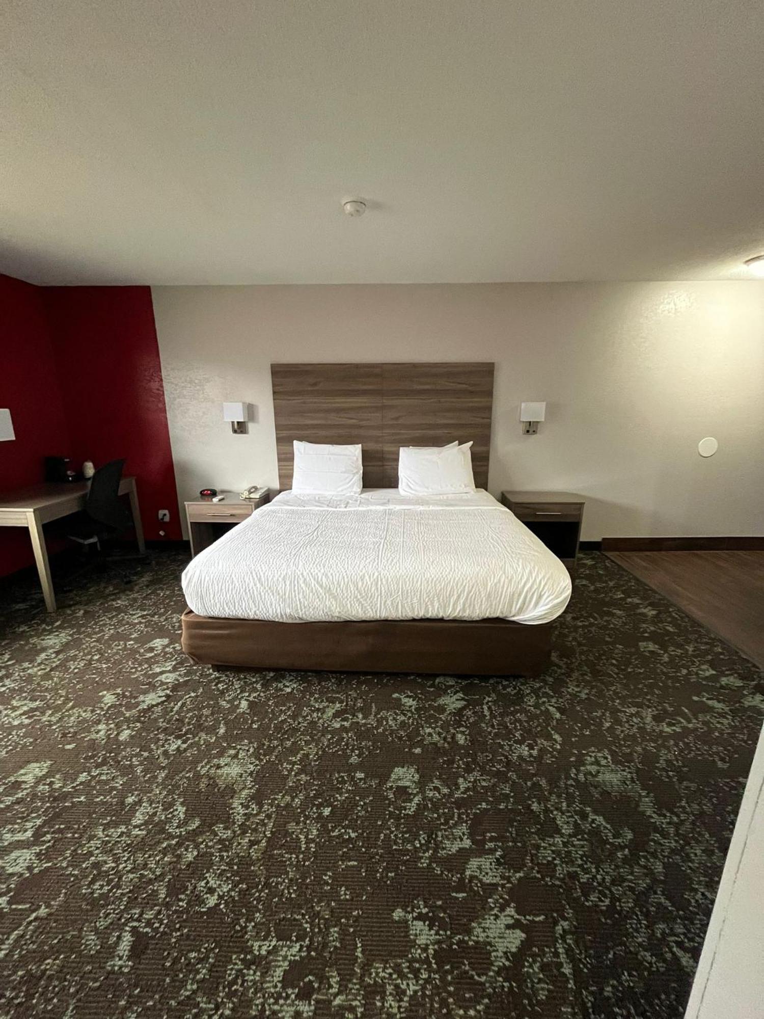 Queen Room with Bathtub w/Grab Bars - Mobility Accessible/Non-Smoking